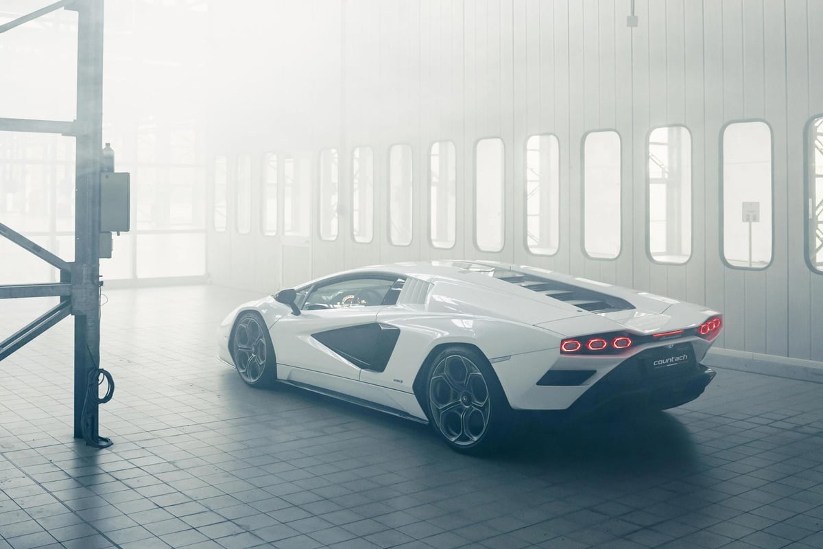 Countach LPI 800 4 Outdoor 31