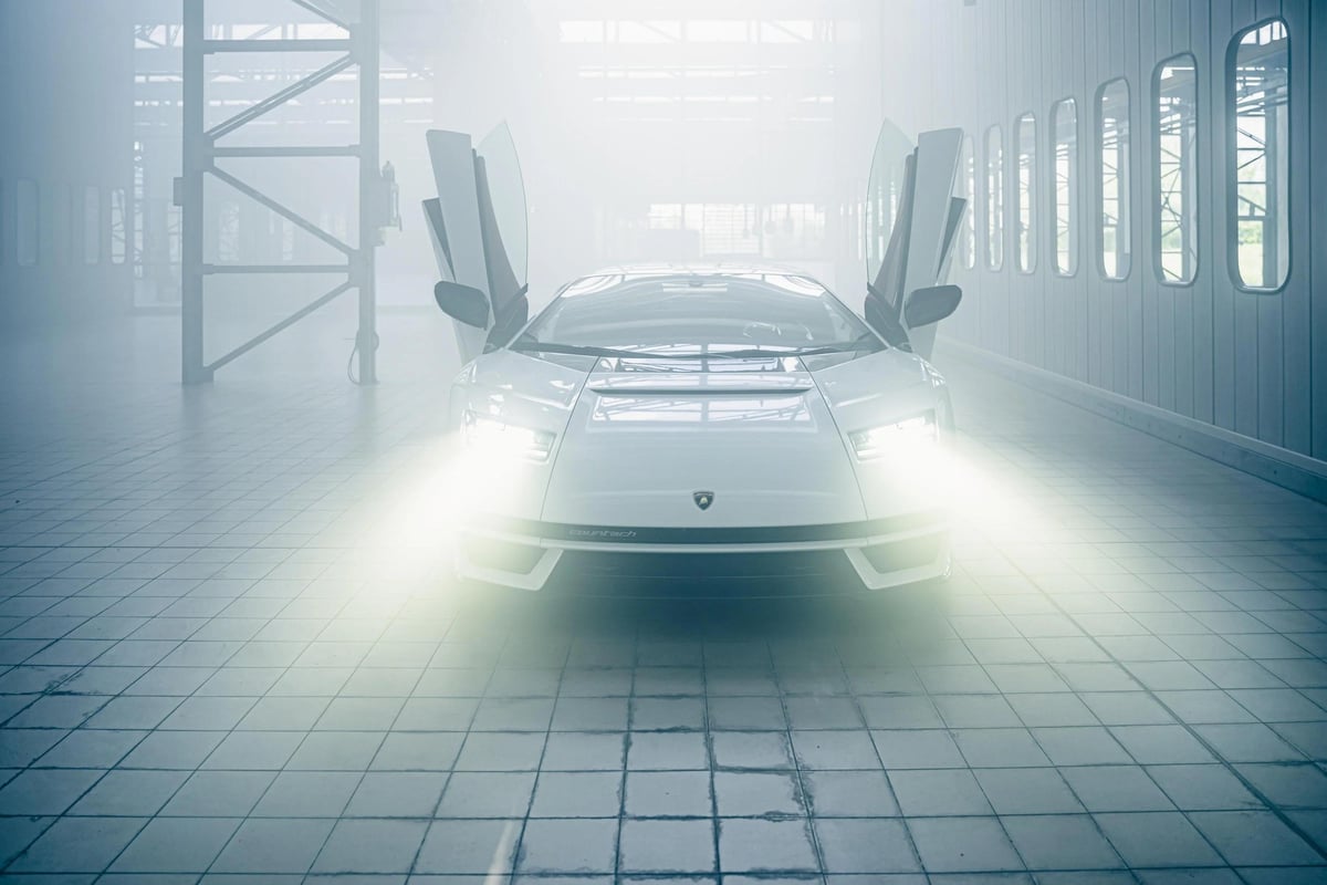 Countach LPI 800 4 Outdoor 12