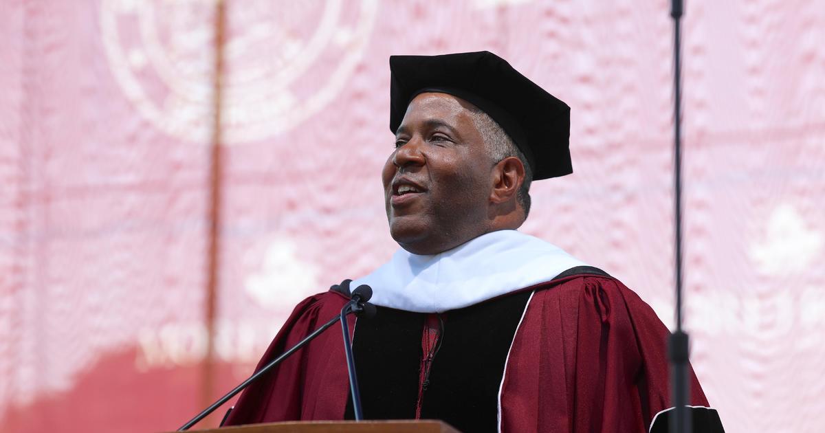 Billionaire Pays Off Student Debts of Entire Graduating College Class