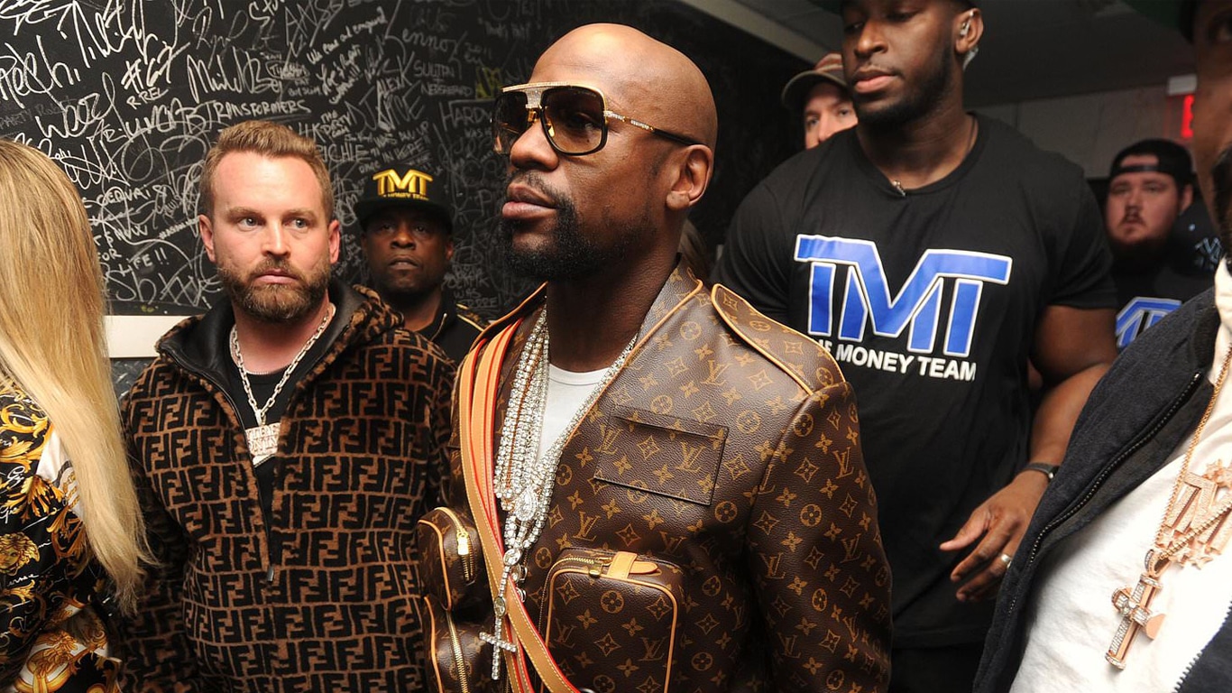 Boxing: Floyd Mayweather needs several bodyguards to leave Gucci