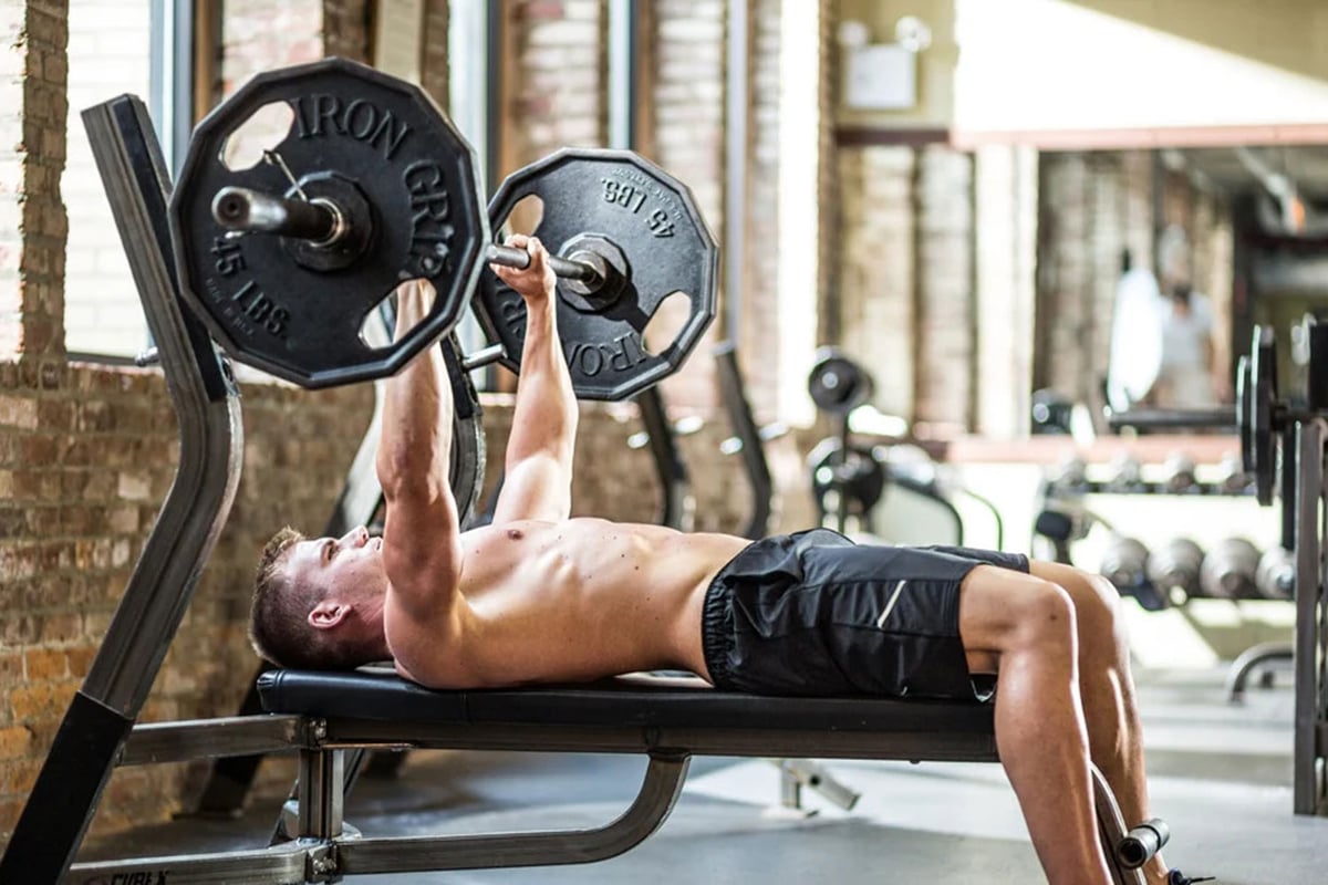 Smith Machine Incline Bench Press: Video Exercise Guide & Tips