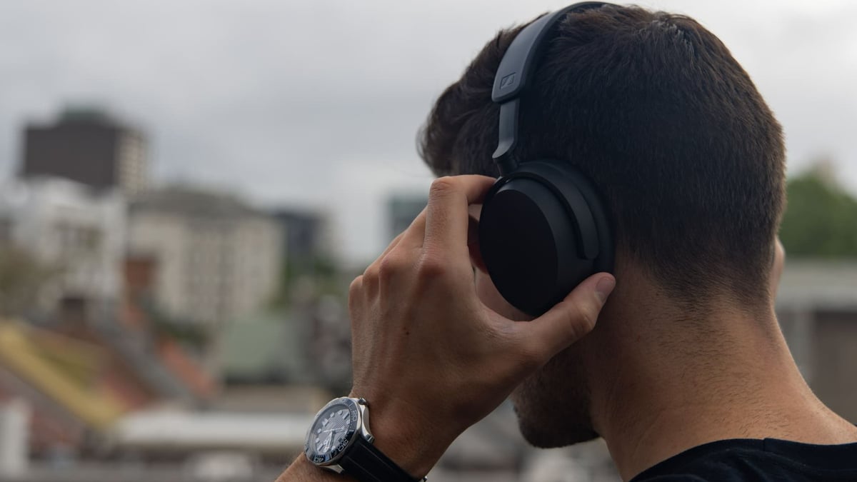 Sennheiser Accentum Headphones Review: These Mid-Range