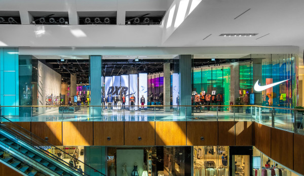 uitvinding Grootte naast Nike Opens Slick Dubai Mall Megastore