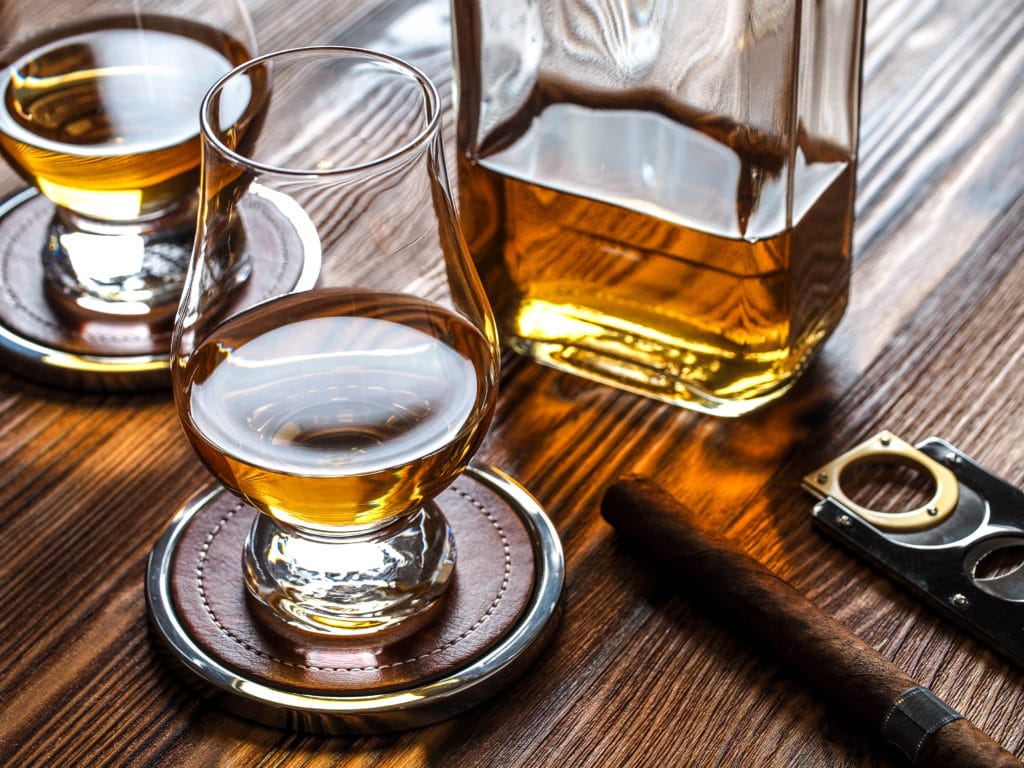 12 Best Whisky Glasses For 2020 [Brand & Buyers Guide] - Boss Hunting