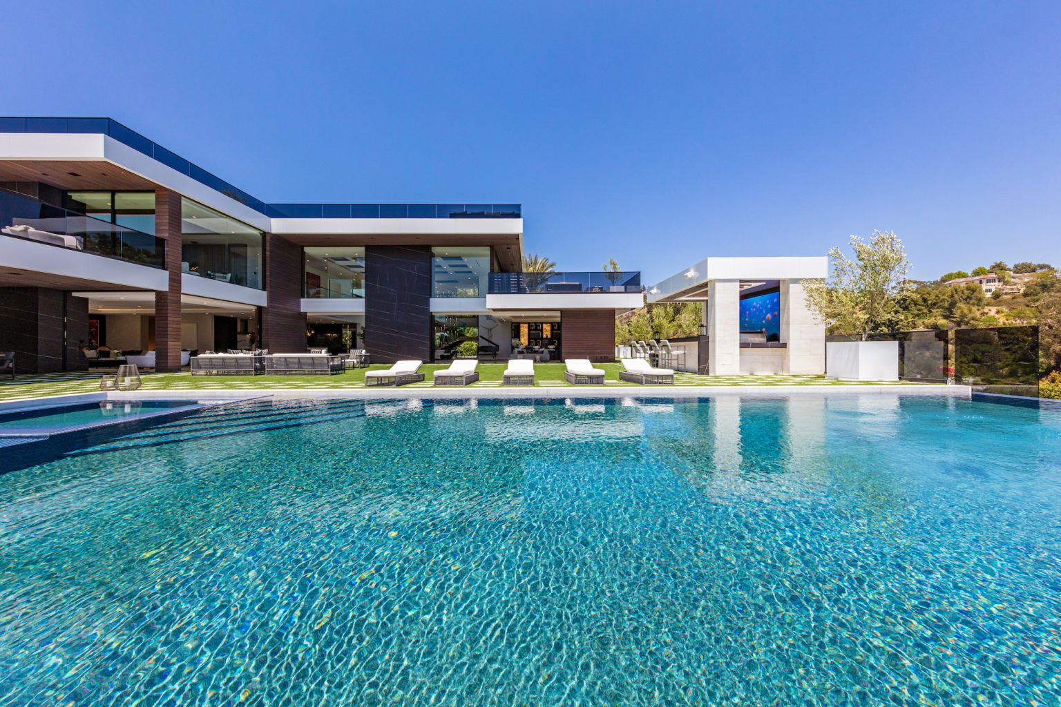 The Brentwood Oasis: Ridiculous Los Angeles Mansion Lists For $48m