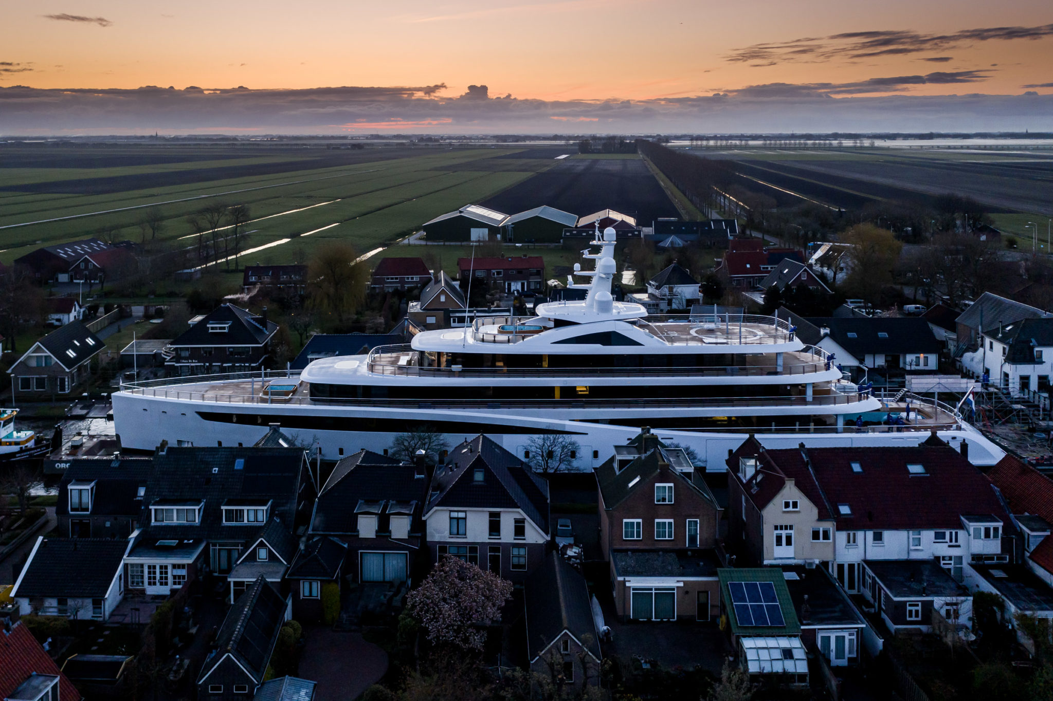 who owns the superyacht viva