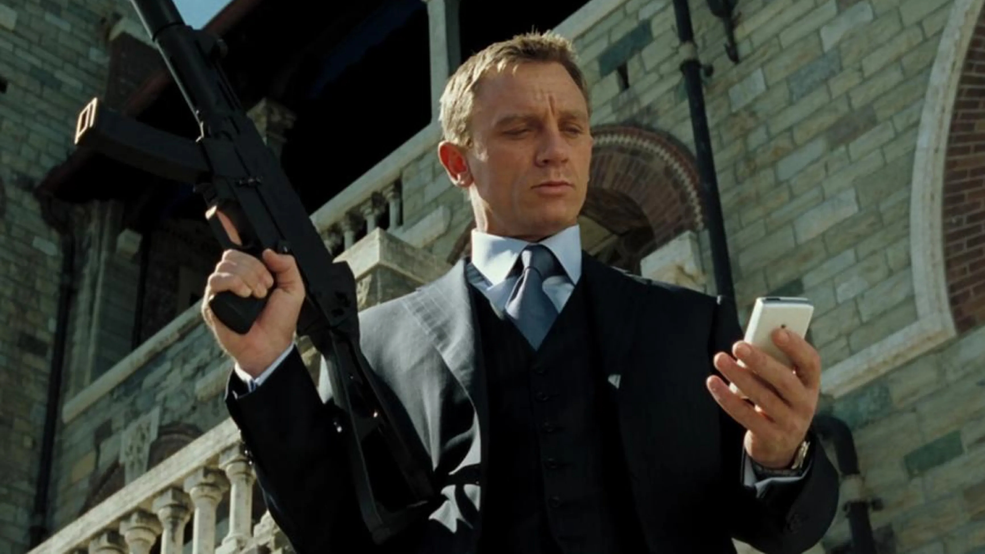 James bond 5. Дэниел Крейг 007 казино рояль. Дэниел Крейг Джеймс Бонд 2006. Дэниел Крейг 2006 казино рояль. Казино рояль фильм 2006 Бонд.